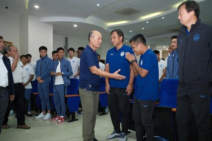 Dâng 2 bàn thắng cho Singapore, thủ môn Campuchia bị điều tra bán độ-2