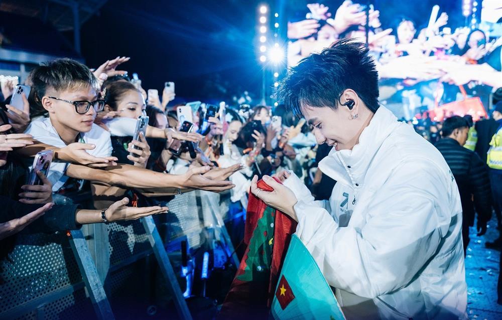 Hành động không ngờ từ fan nữ siêu giàu của Soobin và các anh trai lên đời chóng vánh-4