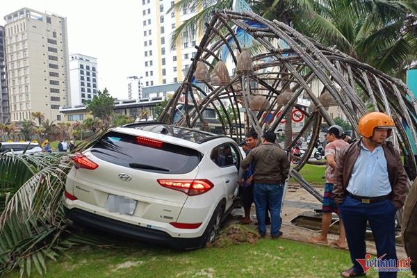 Ô tô nổ lốp, nữ tài xế quyết định tông xe vào cổng đường hoa ở Đà Nẵng-1