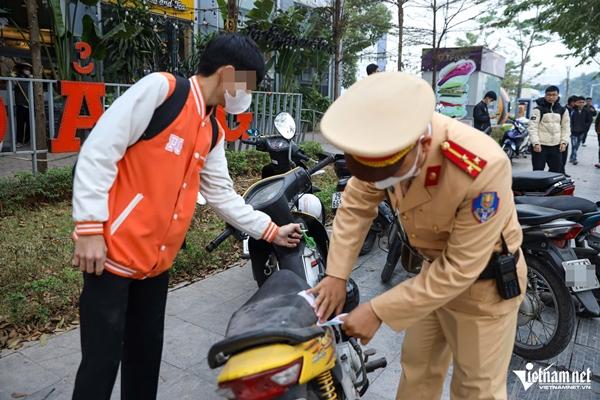 Học sinh vi phạm giao thông, phụ huynh vội đến xin CSGT bỏ qua-1