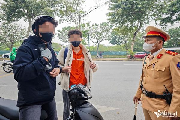 Học sinh vi phạm giao thông, phụ huynh vội đến xin CSGT bỏ qua-4