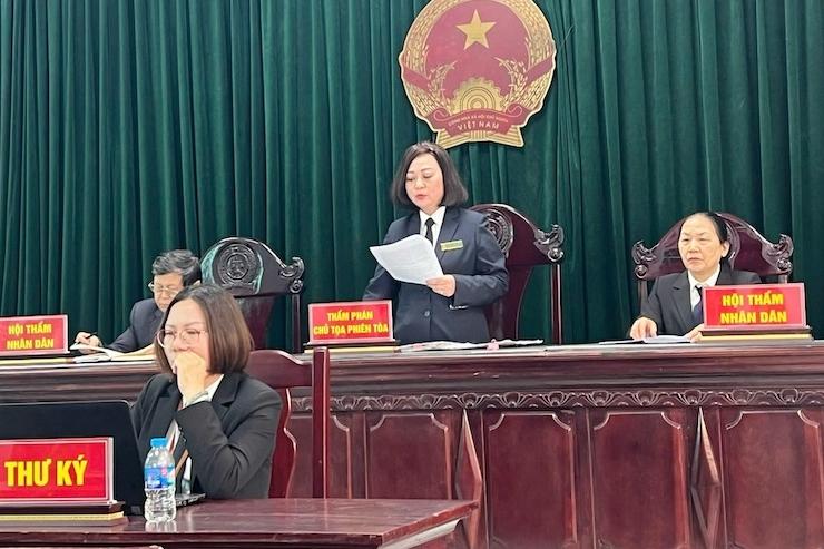 Xót xa mẹ ruột nam sinh lớp 8 tử vong ở Hà Nội ngất xỉu sau khi nghe tòa tuyên án-3