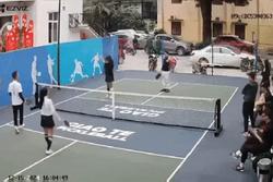 Cô gái ném vợt sau khi bị bóng pickleball bay trúng mặt