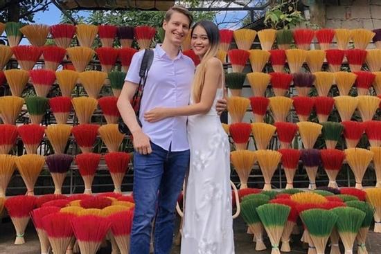 Làm rể Việt Nam, chàng trai Đức xăng xái dọn bàn thờ, đốt vàng mã, gói bánh tét