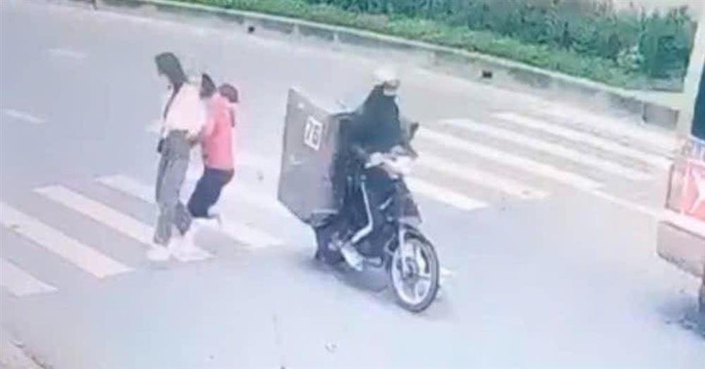 Tìm người lái xe máy tông nữ tiếp viên xe buýt bất động trên đường ở TPHCM-1