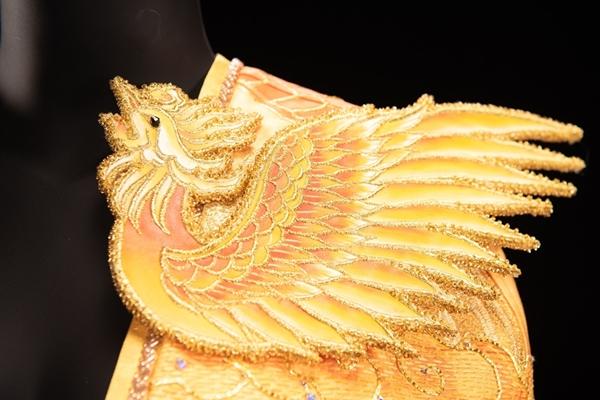 Ngoài vương miện, tân Hoa hậu Quốc gia Việt Nam nhận phượng bào dát vàng 24K-8
