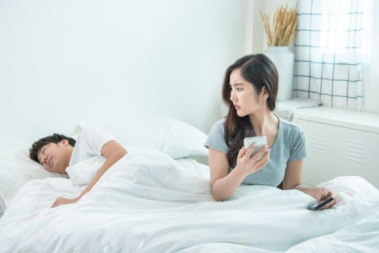 Lấy nhau năm chưa có con, chồng đi khắp nơi chạy chữa mà không biết bí mật nằm trong ngăn bàn phòng ngủ-1