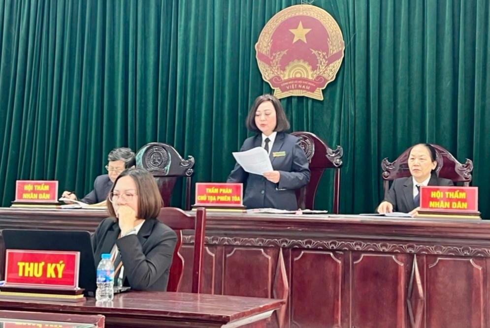 Xót xa mẹ ruột nam sinh lớp 8 tử vong ở Hà Nội ngất xỉu sau khi nghe tòa tuyên án-1