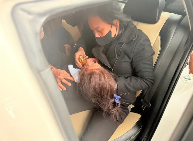 Xót xa mẹ ruột nam sinh lớp 8 tử vong ở Hà Nội ngất xỉu sau khi nghe tòa tuyên án-2