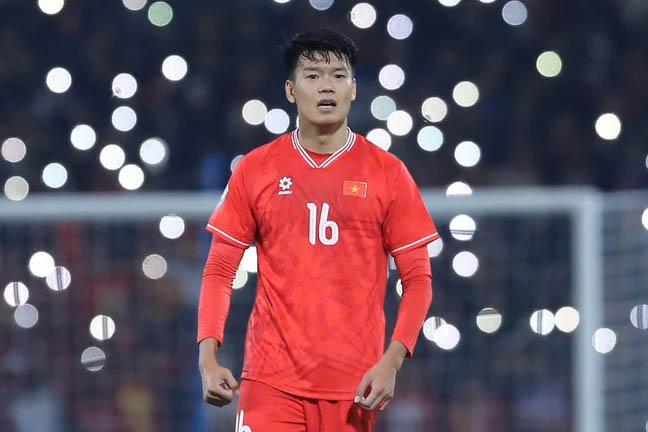 Cận cảnh trọng tài gây tranh cãi, tuyển Việt Nam mất phạt đền-1