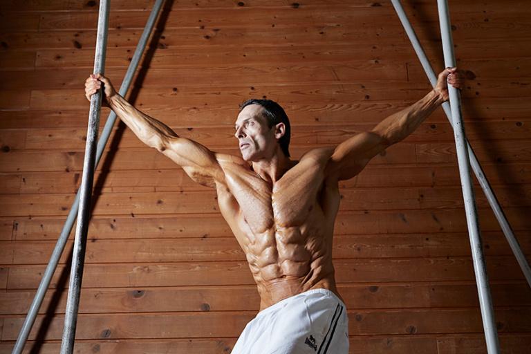 Người đàn ông căng đét sở hữu tỷ lệ mỡ thấp nhất thế giới, tuổi thật khi tiết lộ gây choáng-3