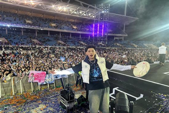 Netizen ‘săn lùng’ trang phục của Isaac tại concert Anh Trai Say Hi