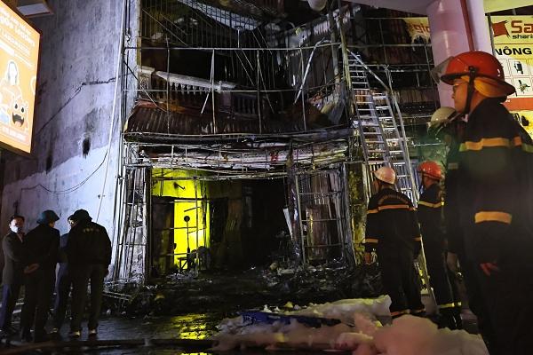Cảnh sát nỗ lực giải cứu 7 người trong vụ cháy quán cà phê ở Hà Nội-3