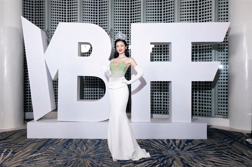 Vũ trụ mỹ nhân: Thùy Tiên lạ lẫm, Thanh Thủy - Ý Nhi đọ visual căng nhưng spotlight thuộc về Midu!-4