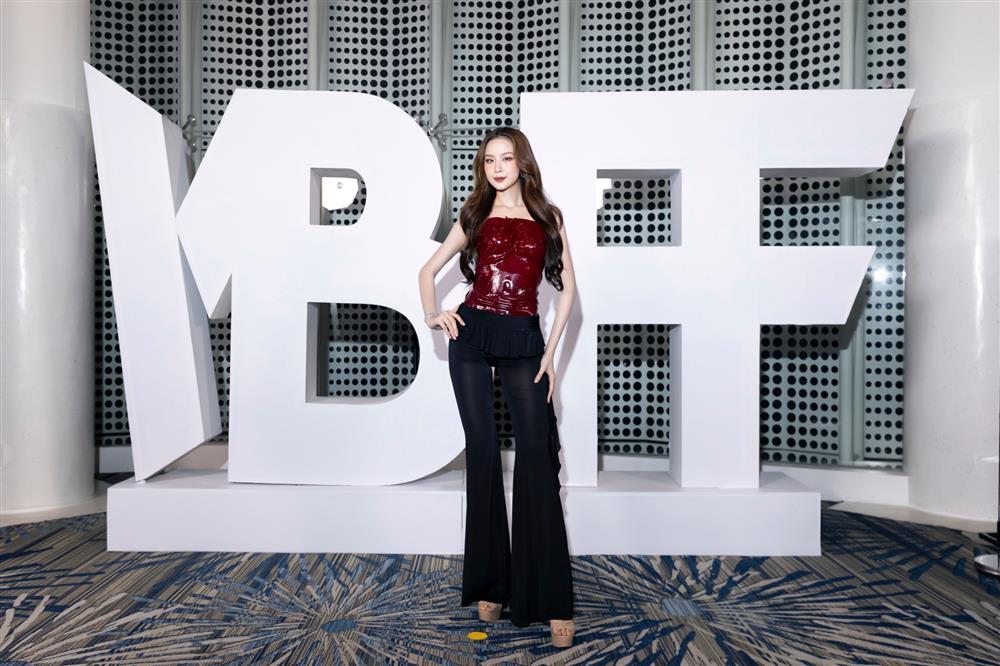 Vũ trụ mỹ nhân: Thùy Tiên lạ lẫm, Thanh Thủy - Ý Nhi đọ visual căng nhưng spotlight thuộc về Midu!-7