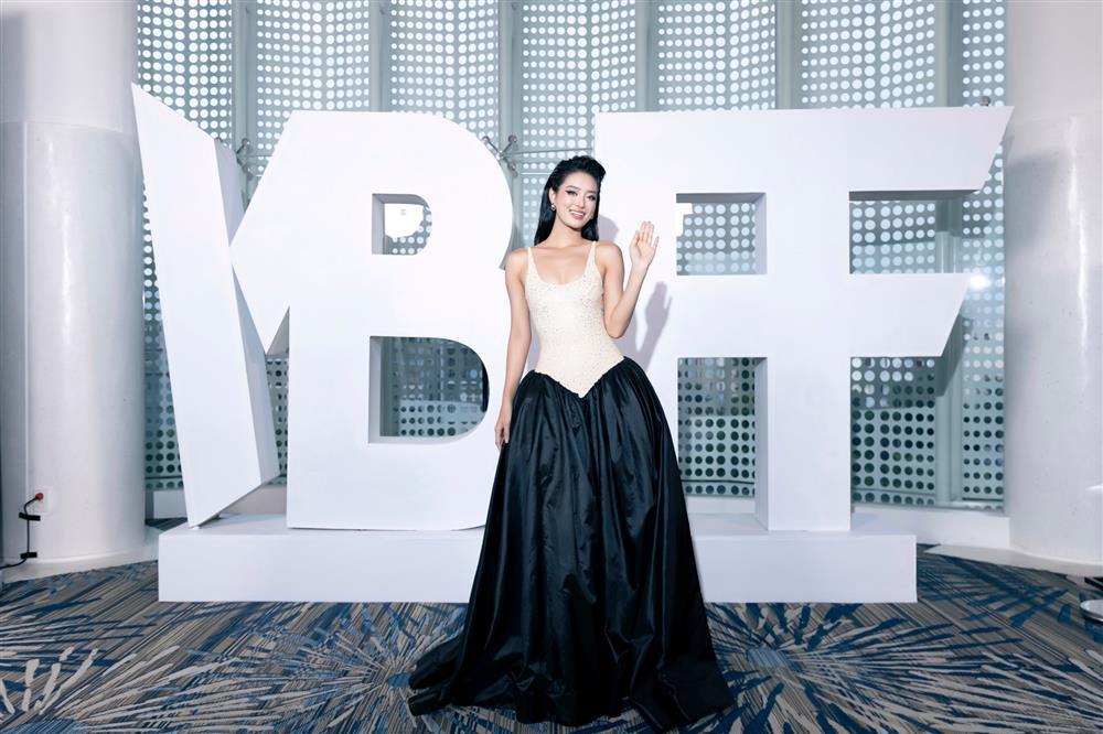 Vũ trụ mỹ nhân: Thùy Tiên lạ lẫm, Thanh Thủy - Ý Nhi đọ visual căng nhưng spotlight thuộc về Midu!-8