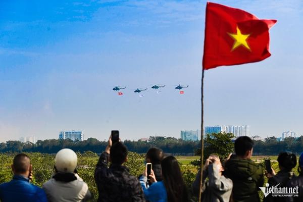 Nghìn người lên đê xem Su-30MK2, trực thăng bay trình diễn trên bầu trời Hà Nội-3