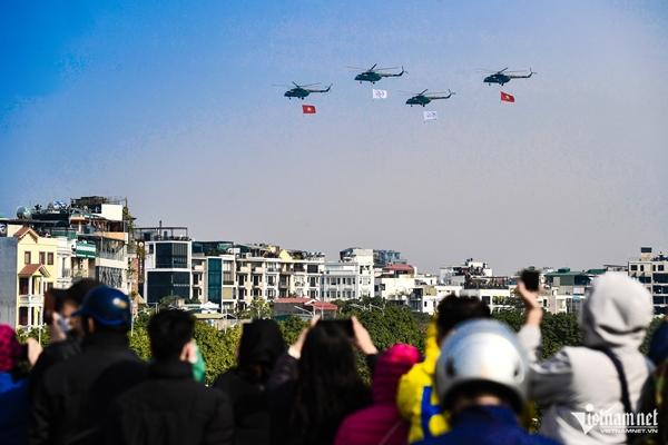 Nghìn người lên đê xem Su-30MK2, trực thăng bay trình diễn trên bầu trời Hà Nội-6