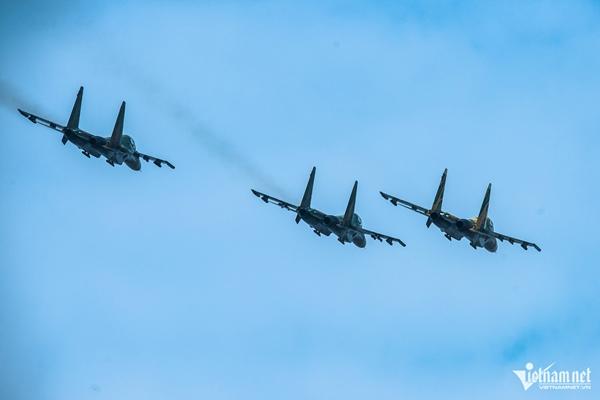 Nghìn người lên đê xem Su-30MK2, trực thăng bay trình diễn trên bầu trời Hà Nội-7