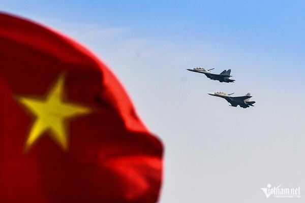 Nghìn người lên đê xem Su-30MK2, trực thăng bay trình diễn trên bầu trời Hà Nội-8