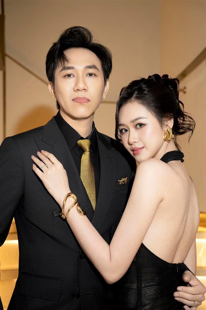 Vợ Anh Đức nhăn mặt nhất quyết không chịu lên thảm đỏ, nguyên nhân bùng tranh cãi-2