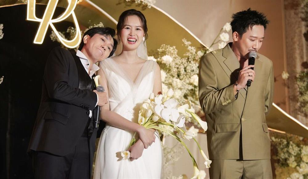 Vợ Anh Đức nhăn mặt nhất quyết không chịu lên thảm đỏ, nguyên nhân bùng tranh cãi-3