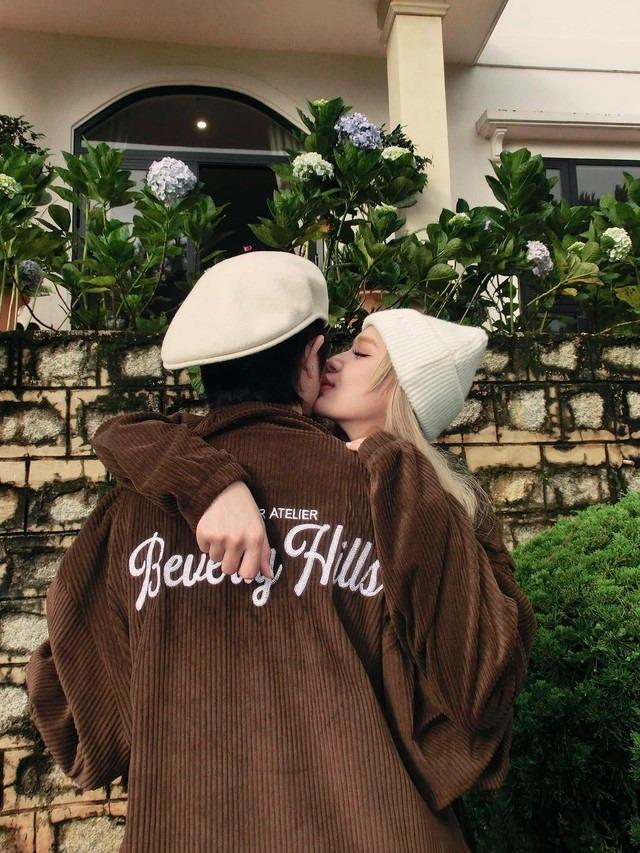 Xoài Non thoải mái thân mật với tình mới ở chốn công cộng-1