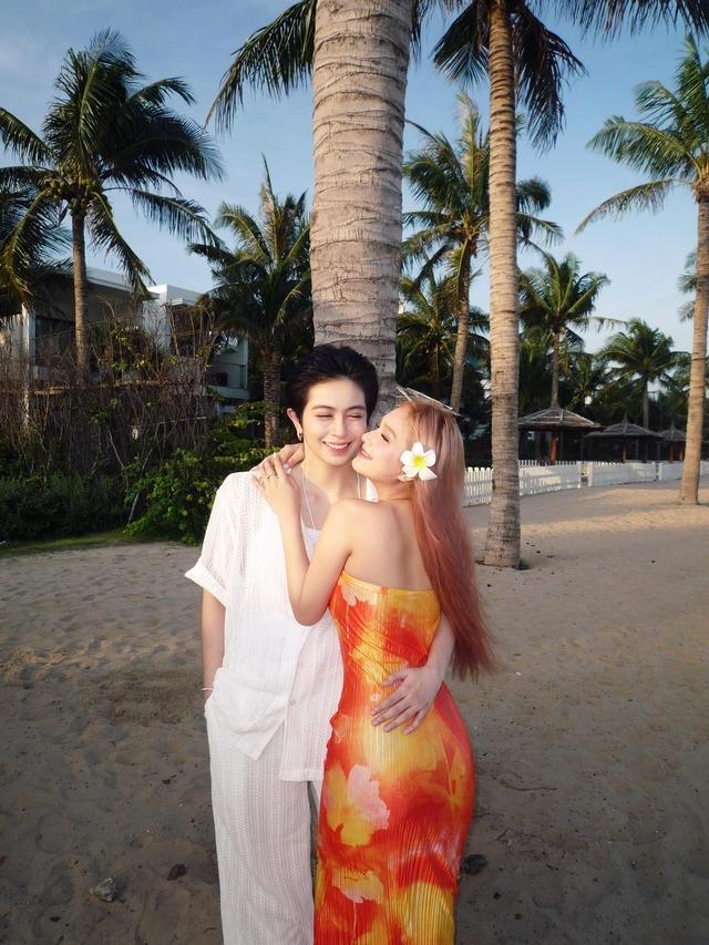 Xoài Non thoải mái thân mật với tình mới ở chốn công cộng-3