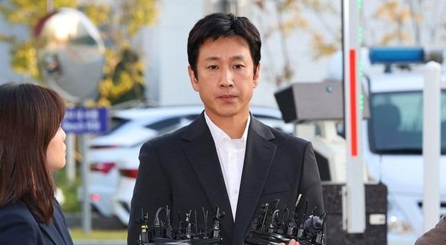 Cái kết của nữ nhân tình tống tiền cố tài tử Lee Sun Kyun-1