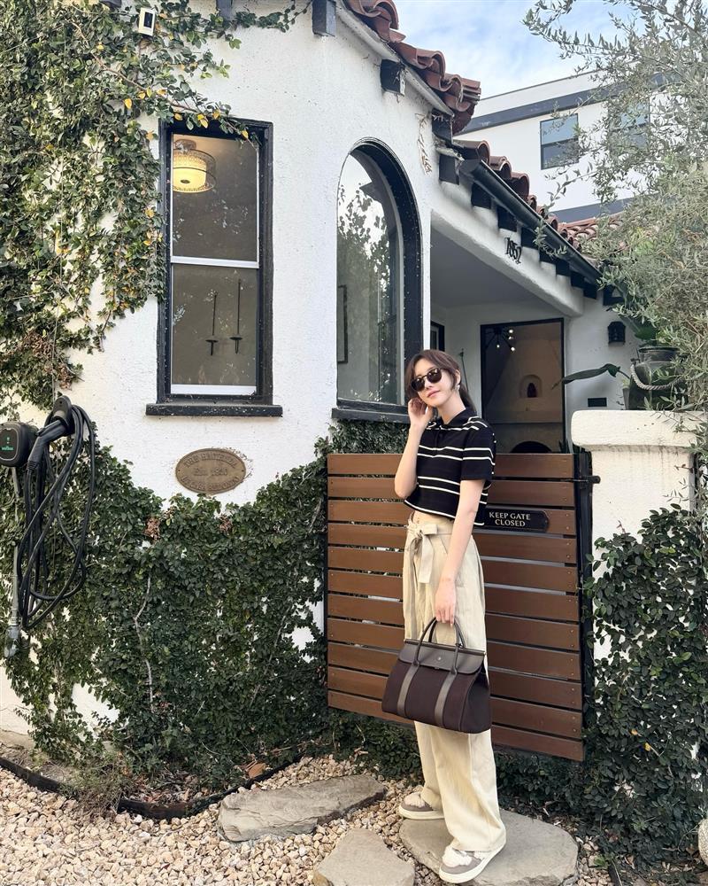 Phụ nữ trên 40 tuổi nên sắm 5 món thời trang trẻ trung để diện Tết-4