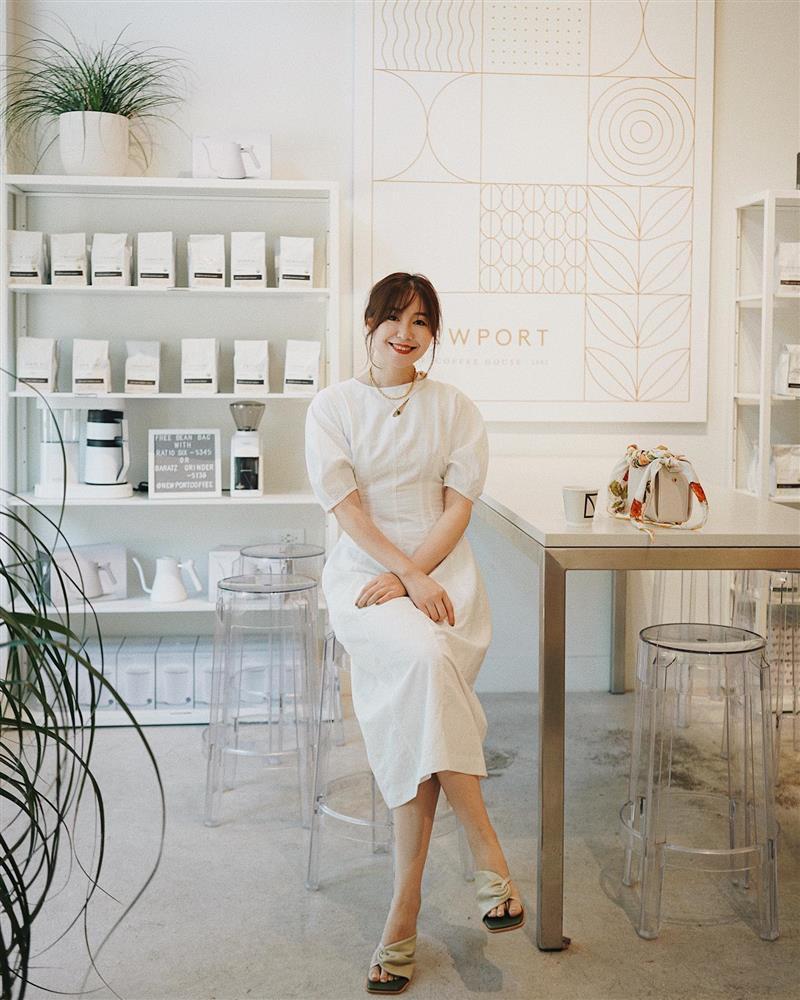 Phụ nữ trên 40 tuổi nên sắm 5 món thời trang trẻ trung để diện Tết-5