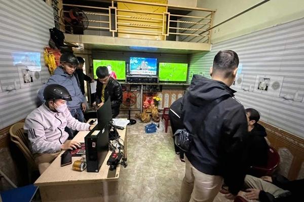 Bắt quả tang 8 đối tượng cá độ bóng đá giải ASEAN cup 2024-2