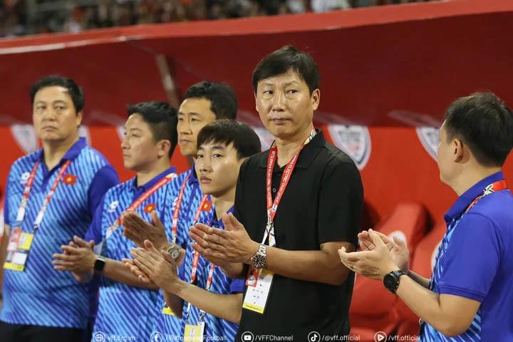 HLV Kim Sang-sik soi kỹ chân sút nguy hiểm nhất của Singapore-2