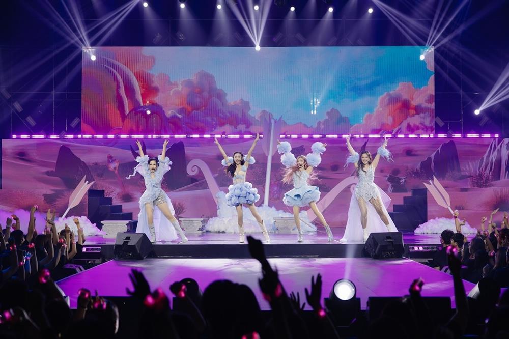 Mỹ Linh nhào lộn, Minh Tuyết vừa đu thang dây vừa hát bolero-1