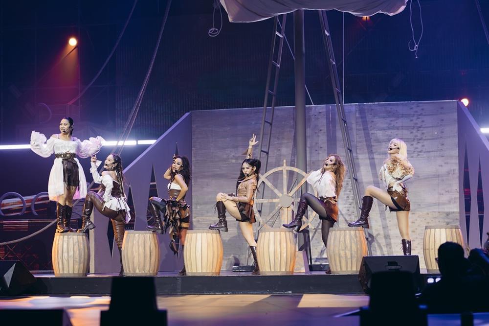 Mỹ Linh nhào lộn, Minh Tuyết vừa đu thang dây vừa hát bolero-4