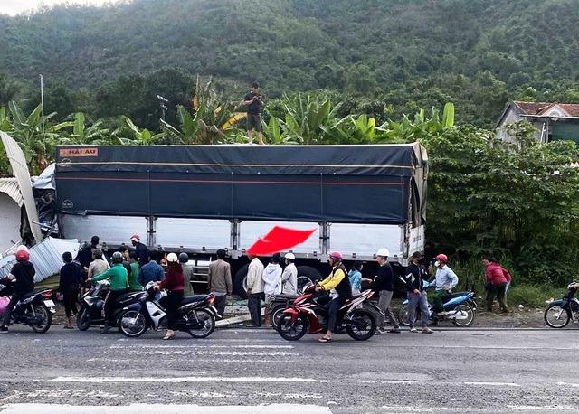 Hiện trường tai nạn liên hoàn nghiêm trọng, ô tô lao vào nhà dân ở Khánh Hoà-2