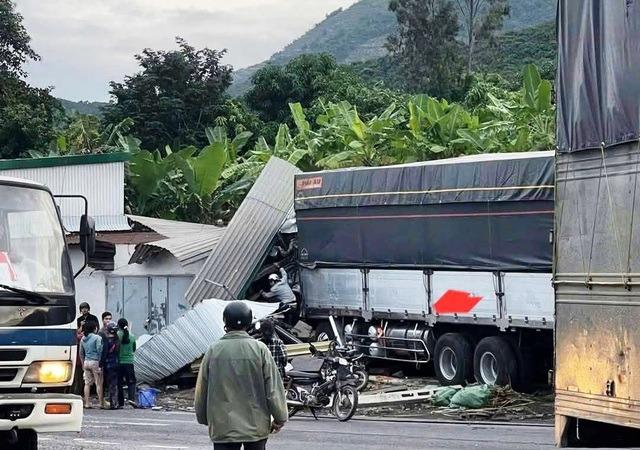 Hiện trường tai nạn liên hoàn nghiêm trọng, ô tô lao vào nhà dân ở Khánh Hoà-4