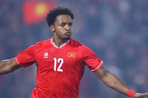 CĐV xếp hàng xuyên đêm chờ mua vé tuyển Việt Nam đấu Singapore lượt về-4