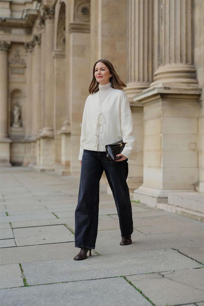 Áp dụng kỹ 9 tips này khi diện quần jeans ống rộng, chị em mới không bị dìm dáng thảm hại-2