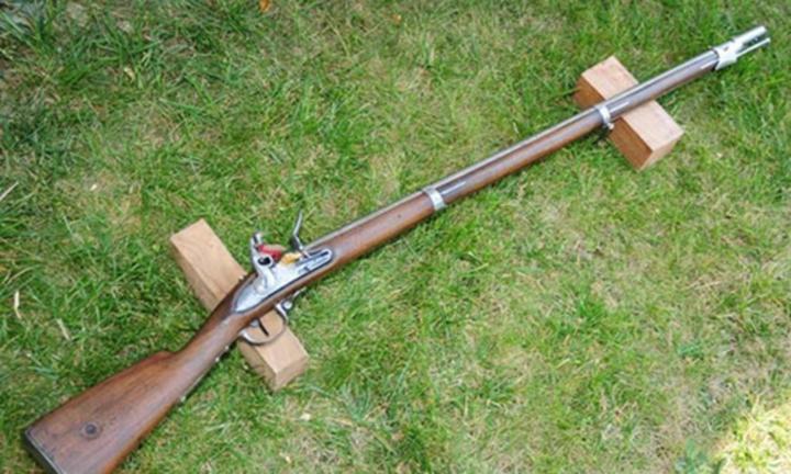 Vị vua nào trong sử Việt có tài bắn súng bách phát bách trúng?-1