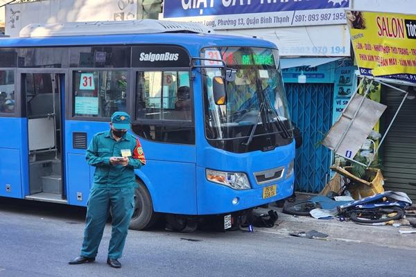 Xe buýt lao làn đường ngược lại khiến 2 người bị thương ở Bình Thạnh-1