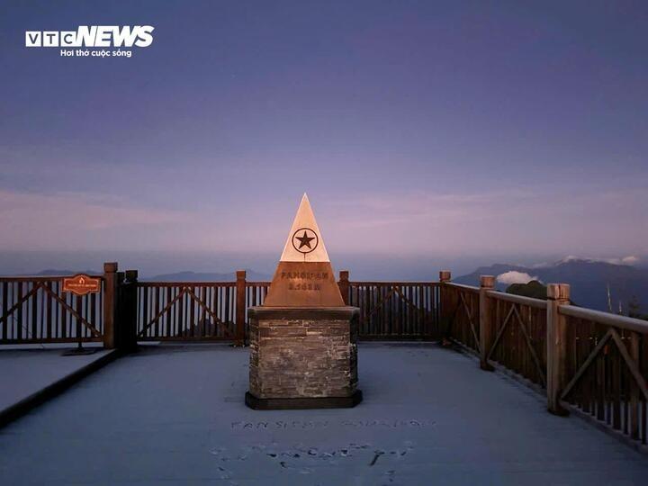 Nhiệt độ xuống dưới 1 độ C, Fansipan xuất hiện lớp băng trắng xóa-1