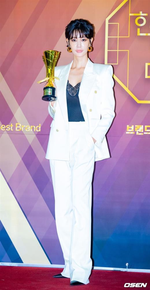 Hết hồn sống mũi dài và gương mặt biến dạng thẩm mỹ của mỹ nhân Gia Đình Là Số 1 trên thảm đỏ-1