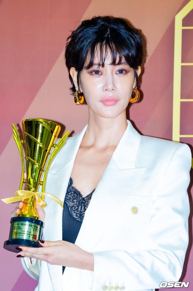 Hết hồn sống mũi dài và gương mặt biến dạng thẩm mỹ của mỹ nhân Gia Đình Là Số 1 trên thảm đỏ-2