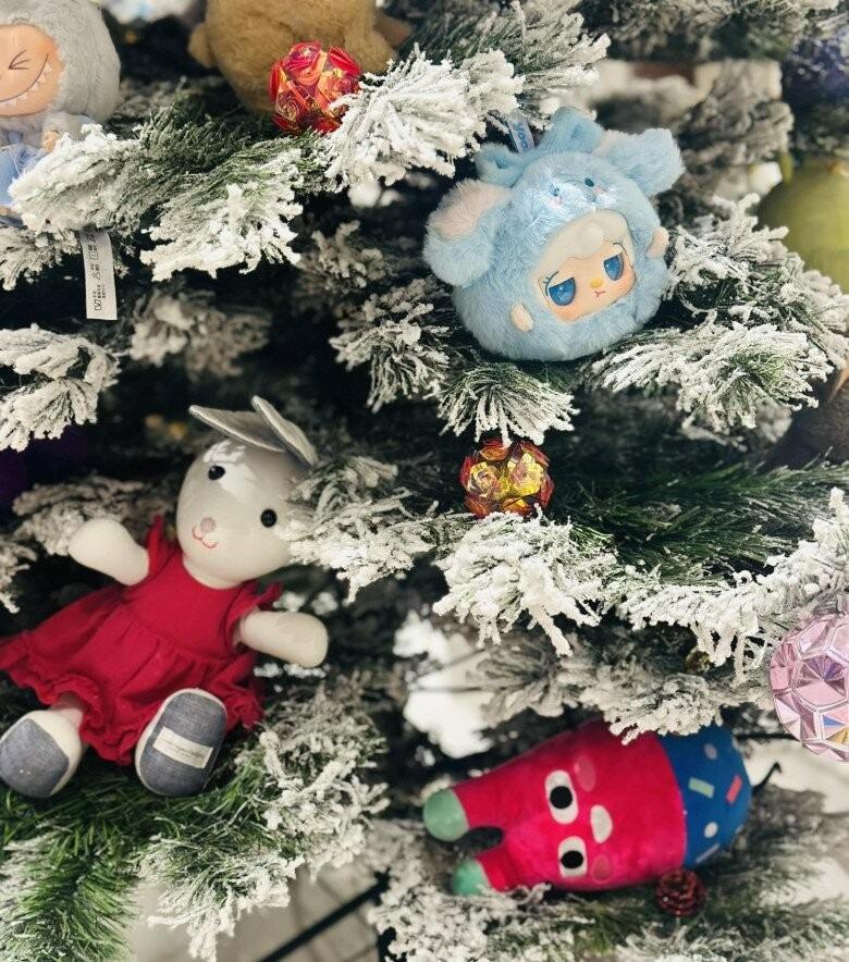 Cây thông độc đáo, thể hiện gia chủ giàu ngầm của MC Vân Hugo-3