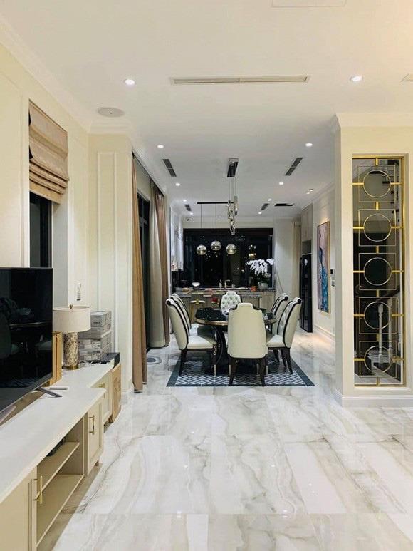 Cây thông độc đáo, thể hiện gia chủ giàu ngầm của MC Vân Hugo-9