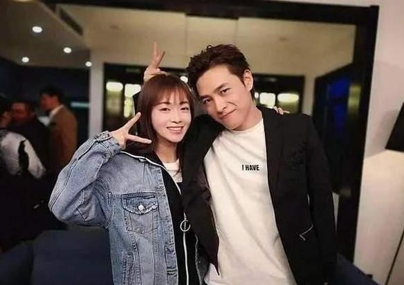 Chồng Ngô Cẩn Ngôn bị chỉ trích vì hút thuốc bên cạnh vợ đang mang thai-2