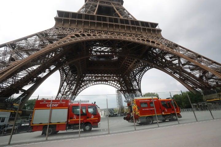 Tháp Eiffel bốc cháy ngay trước đêm Giáng sinh-1