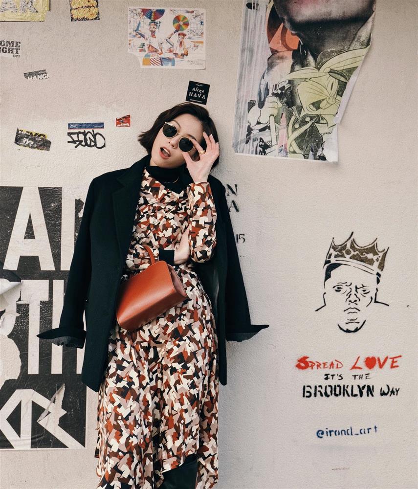 5 mẫu váy liền sang trọng và tôn dáng, phụ nữ trên 40 tuổi nên sắm diện Tết-2