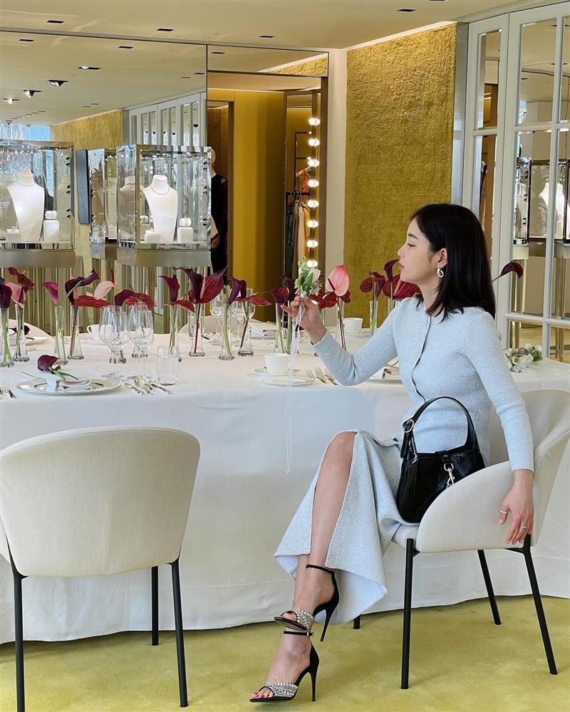 5 mẫu váy liền sang trọng và tôn dáng, phụ nữ trên 40 tuổi nên sắm diện Tết-4